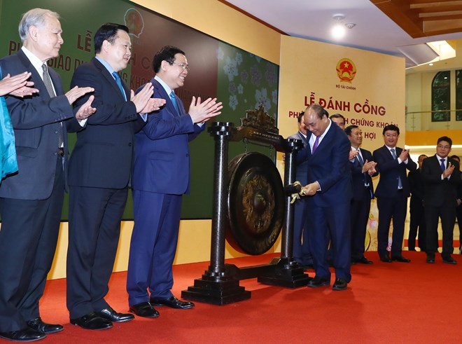 Prime Minister Nguyen Xuan Phuc beats the gong to open the New Year's trading session in Hanoi on February 12 (Photo: VNA)