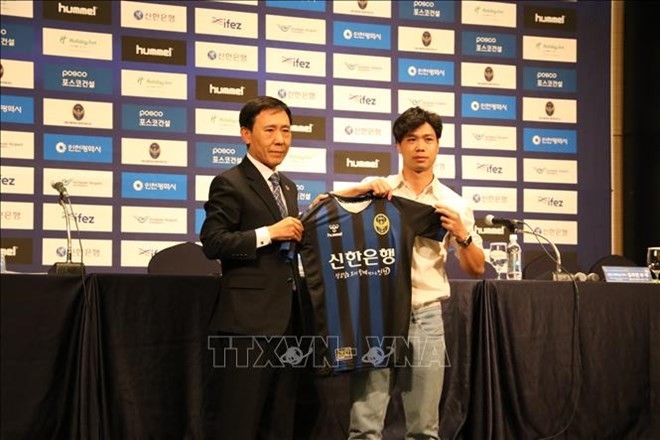 Cong Phuong receives his jersey at the press conference (Photo: VNA)