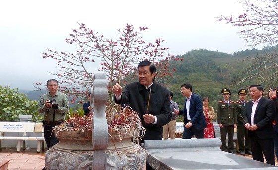 Former State President Truong Tan Sang offers incenses to heroes and martyrs at the high point 468. (Photo: Sggp)