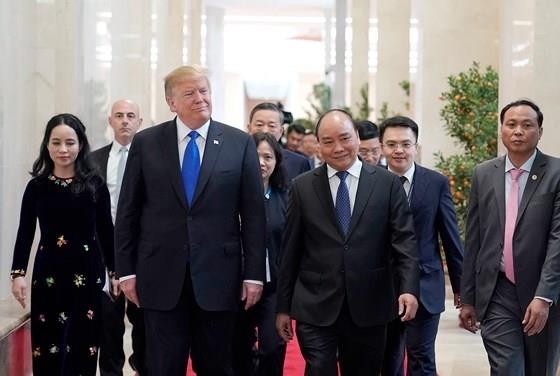 US President Donald Trump is welcomed by PM Nguyen Xuan Phuc at the Government Office where the two leaders had lunch together. (Photo: Sggp)