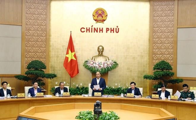 Prime Minister Nguyen Xuan Phuc (standing) speaks at the regular government meeting (Photo: VNA)