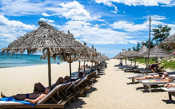 Tourists sunbathe on An Bang Beach in Hoi An (Photo by Shutterstock/minhngoc)