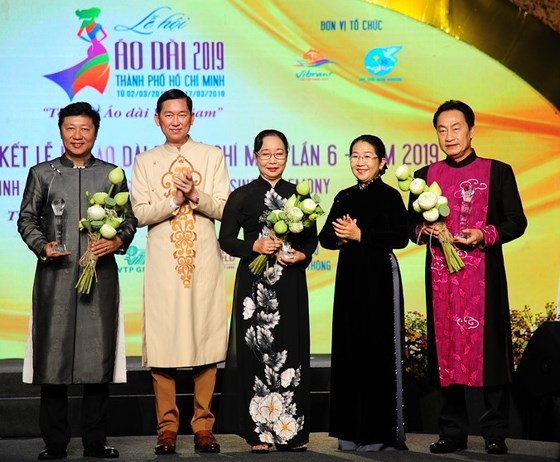 Vice Secretary of the Ho Chi Minh City Party Committee Vo Thi Dung (2nd, R) and Vice chairman of the municipal People’s Committee Tran Vinh Tuyen (2nd, L) presents certificates of merit to people who have outstanding contribution to the festival. (Photo: 