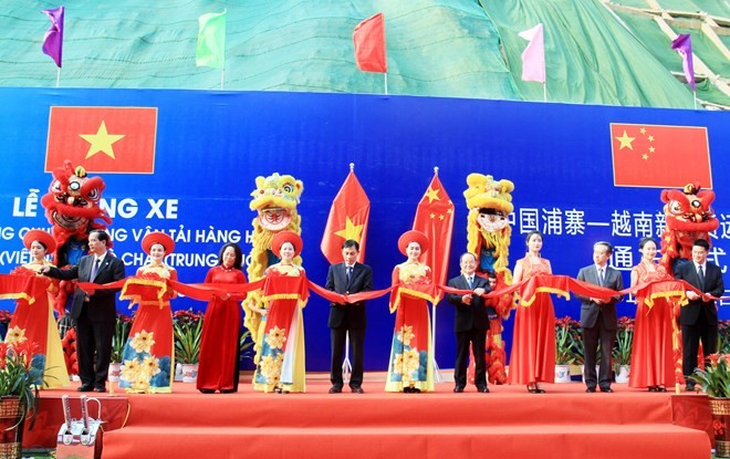 Officials cut the ribbon to open the Tan Thanh - Pu Zhai specialised route for goods transportation at the ceremony in Lang Son province on March 21 (Photo: VNA)