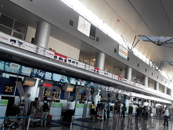 Passengers check in at Noi Bai International Airport (Photo: VNA)