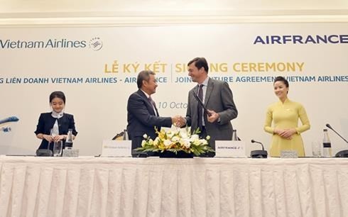 The signing ceremony on the establishment of the Vietnam Airlines-Air France joint venture in 2017 (Photo: VNA)