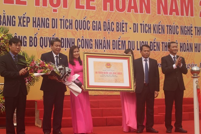 The certificate recognising the Temple of Le Hoan as a special national relic site is presented on April 12 (Photo: VNA)