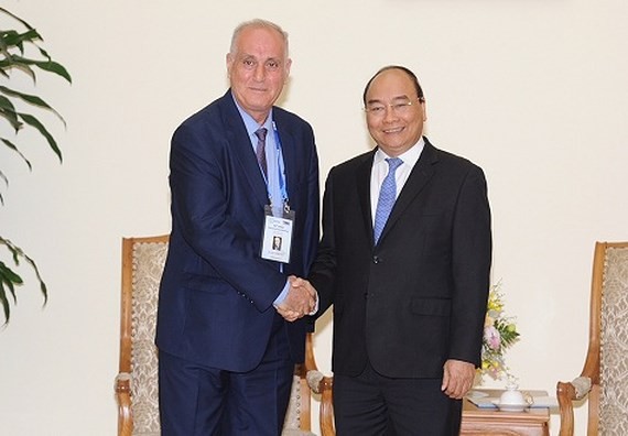 Prime Minister Nguyen Xuan Phuc (R ) and OANA President Aslan Aslanov, who is also Chairman of the Board of the Azerbaijan State News Agency (AZERTAC)