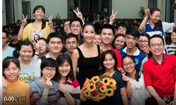 The first-runner ip of Miss Universe Vietnam 2017, Hoang Thuy and young people