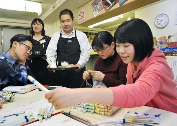 More 140,000 foreigners are already working in the restaurant industry. (Photo: Kyodo)