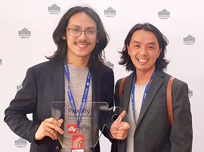 Director Pham Thien An (left) receives the ILLY Short Film Award. (Photo: CGV)
