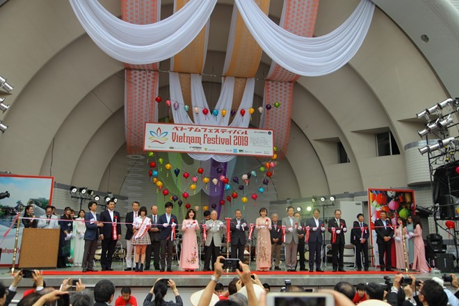 Participants cut the ribbon to open the Vietnam Festival 2019 in Japan on June 8 (Photo: VNA)
