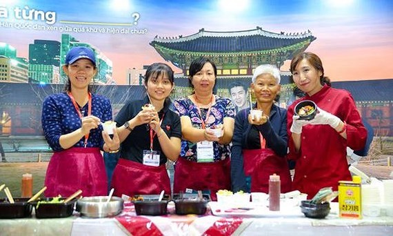 A cooking program for visitors to make Korean popular dishes