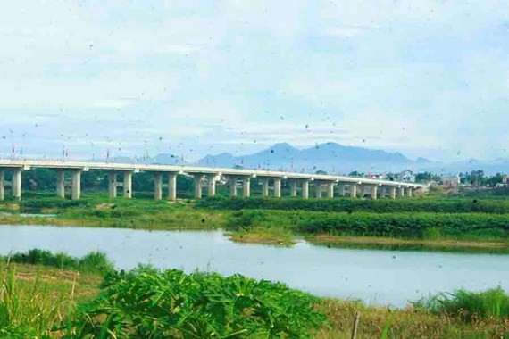 Thach Bich bridge crossing the Tra Khuc River