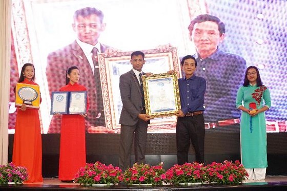 Painter Doan Viet Tien receives the World Records Union (Worldkings)’s recognition for completing abstract paintings by drawing with his own fingers on glass surfaces.