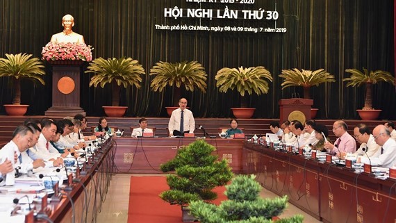 Politburo member and Secretary of the Ho Chi Minh City Party Committee, Nguyen Thien Nhan speaks at the meeting. (Photo: Sggp)