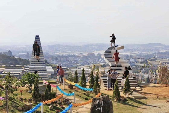Two “Stairway to heaven” illegal works without permit in Da Lat city