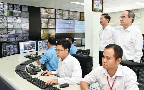 Secretary of HCMC Party Committee Nguyen Thien Nhan  (Standing,R ) visits the Traffic Control and Monitoring Center in HCMC. (Photo: Sggp)