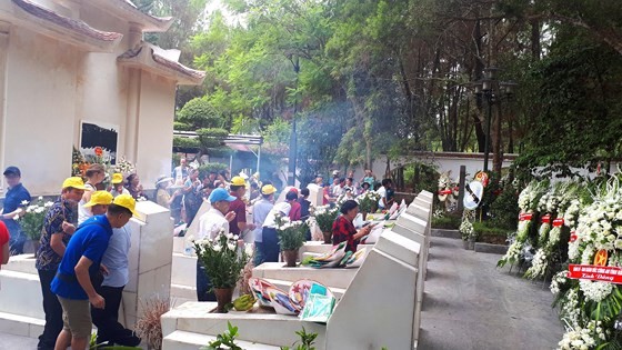 A large number of people has offered incenses and flowers to martyrs at the Dong Loc T-junction historical site. (Photo: Sggp)