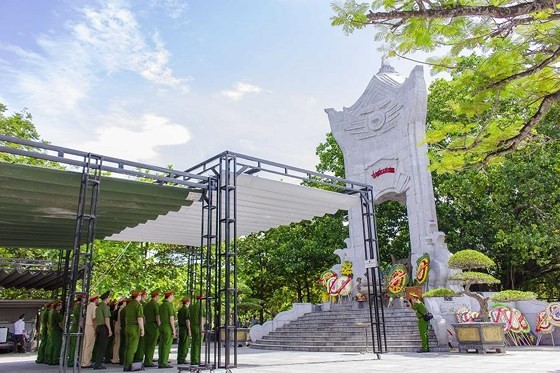 Tens of of people throughout the country has flocked to Quang Tri legendary land to offer incense and pay floral tributes to fallen soldiers. (Photo: Sggp)
