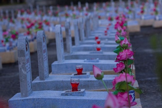 Tens thousands of candles are lit at 72 martyrs’ cemeteries in Quang Tri province. (Photo: Sggp)