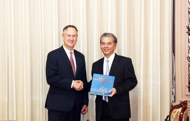 Vice Chairman of Ho Chi Minh City’s People’s Committee Ngo Minh Chau (R) hosts Regional President for Asia Pacific of the US-based VISA company Chris Clark (Source: VNA)