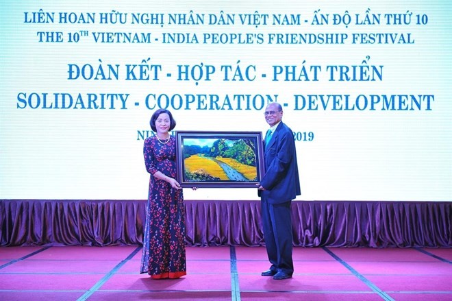Nguyen Thi Thanh, Secretary of the Ninh Binh Party Committee, hands over a gift to Pallab Sengupta, Politburo member of the Communist Party of India and General Secretary of the All India Peace and Solidarity Organisation, at the event (Photo: VNA)