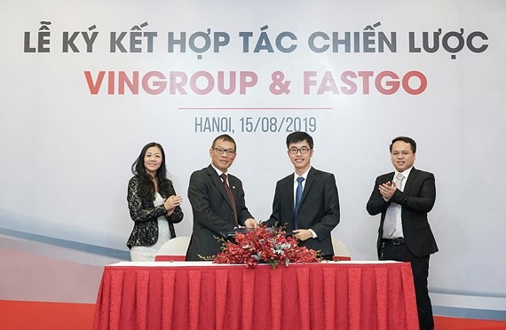 A cooperation agreement is inked between Vingroup and FastGo. (Photo: Sggp)