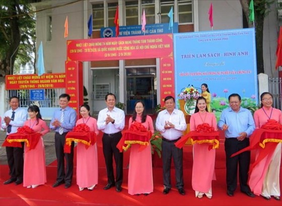 At the ribbon-cutting ceremony of book exhibition