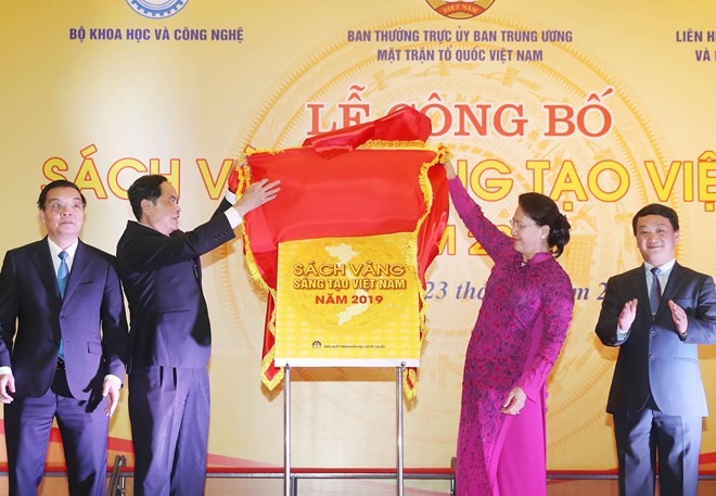 Chairwoman of the National Assembly Nguyen Thi Kim Ngan (R) and President of the Vietnam Fatherland Front (VFF) Central Committee Tran Thanh Man (L) unveil the Vietnam Book of Innovation 2019 at the event (Photo: VNA)