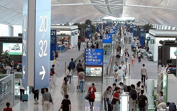 Local airlines, including Vietnam Airlines, Jetstar Pacific and Vietjet cancell their flights to Hong Kong International Airport (China) due to protests.