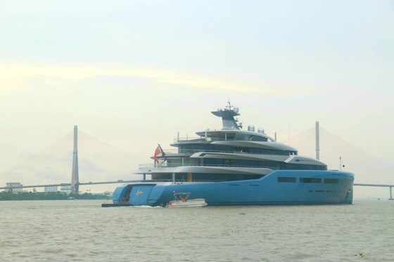 The British billionaire owner of English Premier League team Tottenham Hotspur, Joe Lewis docked his US$150-million superyacht Aviva on the Hau River and visited the Mekong Delta city of Can Tho in May.