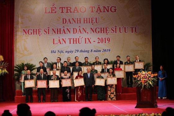 Prime Minister Nguyen Xuan Phuc (3rd from right, front row) and the outstanding artists 