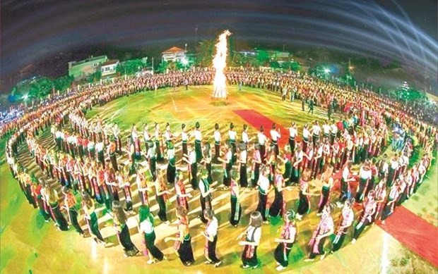Local people perform "xoe" dance, which is significant to Thai people, at the Muong Lo festival last year. Photo courtesy of Le Hai Yen. 