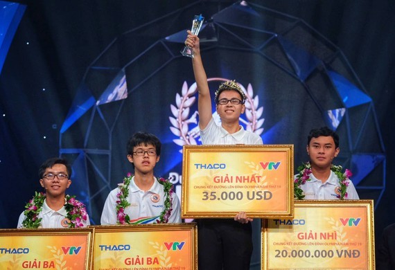 Tran The Trung, a student from Phan Boi Chau High School for Gifted Students in Nghe An province wins the 19th Road to Olympia Peak .