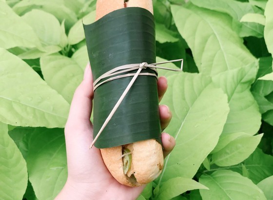 Breads are wrapped with banana leaves in an effort to reduce plastic waste.