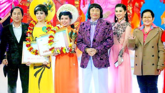Quach Thi Diem Ngoc,(3rd, L) wins the 14th Chuong Vang Vong Co singing contest. (Photo: Sggp)