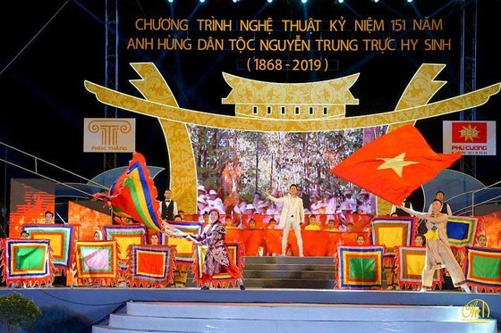Singer Nguyen Phi Hung performs in the opening ceremony. (Photo: Sggp)