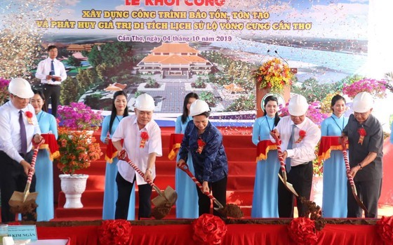 National Assembly (NA) Chairwoman Nguyen Thi Kim Ngan (C) attends the groundbreaking ceremony. (Photo: Sggp)