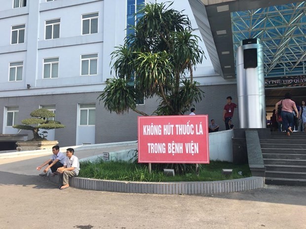 Hanoi and Ho Chi Minh City are trying to encourage people not to smoke in hospitals, hotels, restaurants and bus stations in order to reduce the harmful effects of passive smoking. (Photo: baochinhphu.vn)