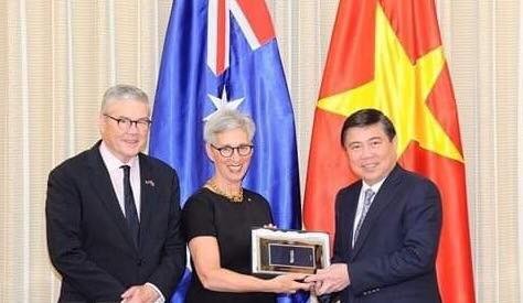 HCMC People's Committee Chairman Nguyen Thanh Phong (R) presents a souvernir to Victoria's Governor Linda Dessau who was visiting the city on October 4 (Photo: VNA)