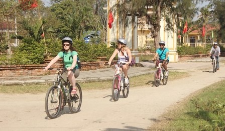 Vietnam's former imperial capital of Hue plans to pilot a public bicycle service that will provide hundreds of tourists with an option to view its downtown streets. (Source: VNA)