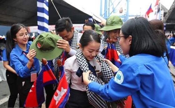 Members of the Ho Chi Minh Communist Youth Union welcome international friends. (Photo: VNA)