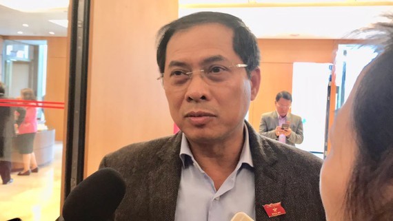 Deputy Minister of Foreign Affairs Nguyen Thanh Son speaks to media on the sidelines of the ongoing eighth session of the 14th National Assembly in Hanoi on November 21.