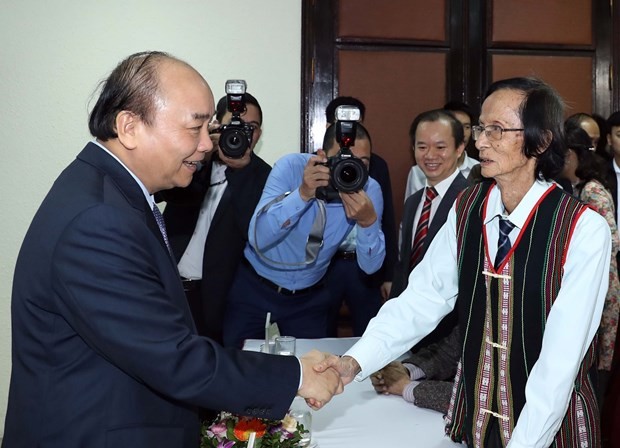 Prime Minister Nguyen Xuan Phuc (left) shakes hands with folk culture researcher Nguyen Hai Lien (Source: VNA)