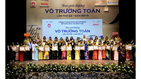 50 outstanding teachers, academic administrators and officers in the city are granted the Vo Truong Toan Awards.  (Photo: SGGP)