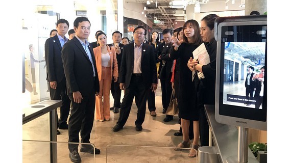 The HCMC delegation visits the True Digital Park . (Photo: Sggp)