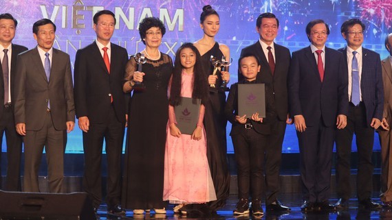 The film crew of the movie ong Lang (The Tap Box) receives the Golden Lotus Awards. (Photo: Sggp)