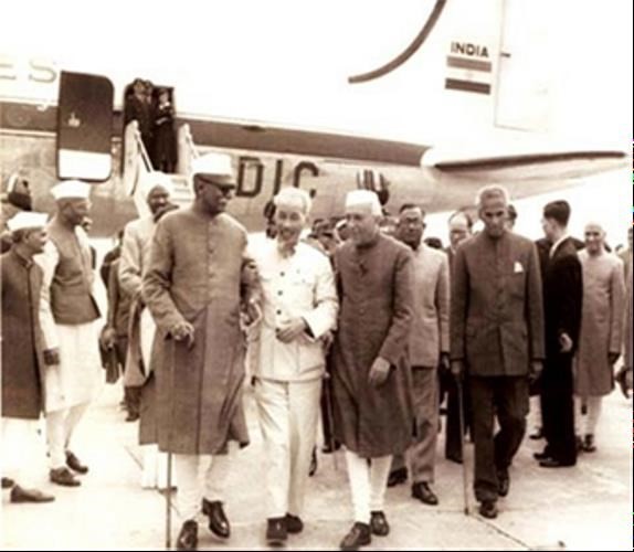 Indian President Rajendra Prasad and Prime Minister J.Nehru receive President Ho Chi Minh in 1958 (Photo: VNA) 