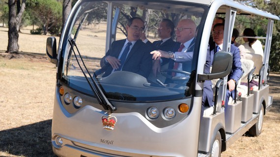 Governor-General of Australia, David Hurley drives himself to carry Secretary of HCMC Party Committee Nguyen Thien Nhan to visit a garden in the Government House. (Photo: Sggp)